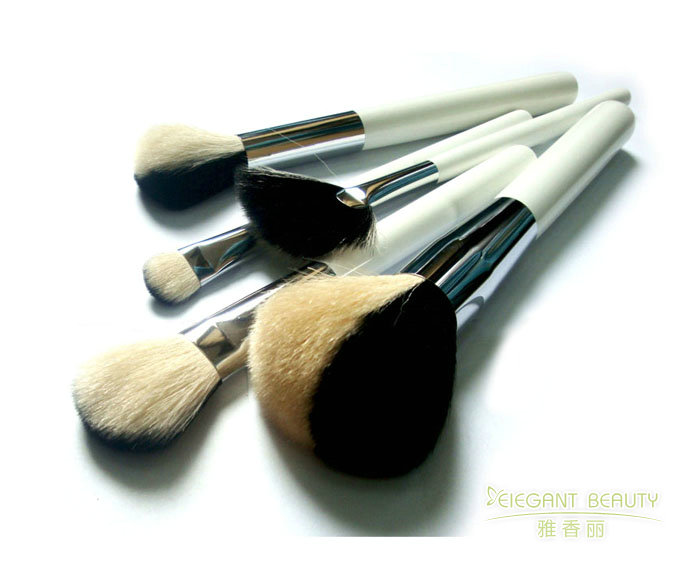 如何根據季節變化或妝容趨勢，更新成套香蕉视频网站的配置？