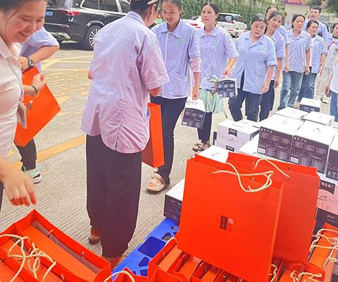 雙節同慶暖人心，關懷慰問傳真情||91香蕉污污视频化妝用品(深圳)有限公司為全體職工發放“雙節”福利